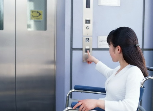Lắp gương trong thang máy có ích đối với những người bị giảm khả năng vận động.