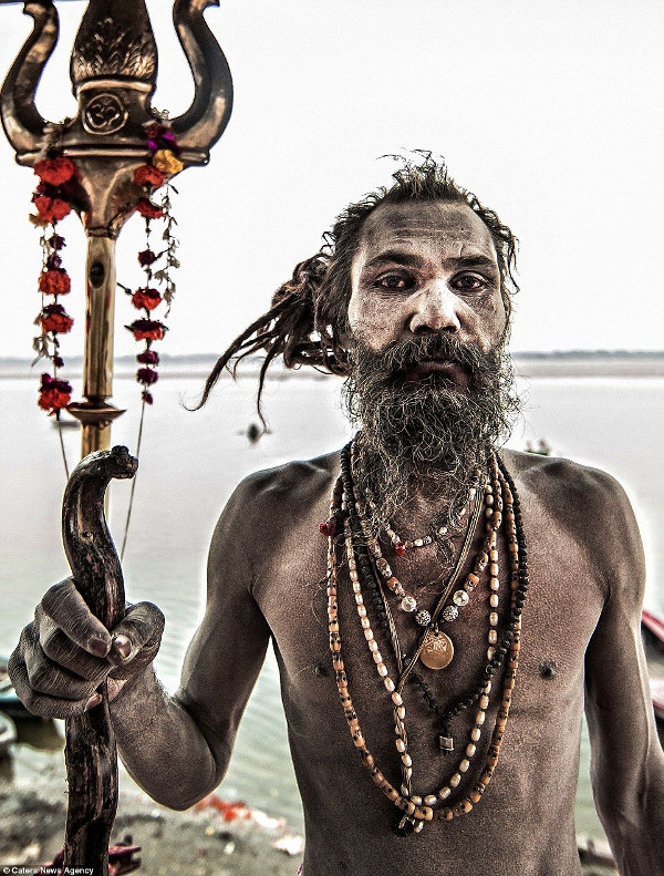 Người Aghori còn bôi lên cơ thể tro từ các xác chết được hỏa táng.