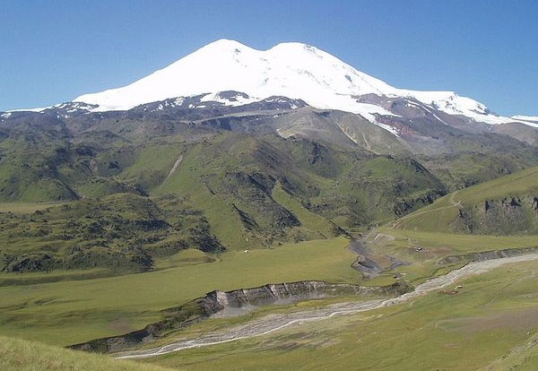 Núi Elbrus, châu Âu. Chiều cao: 5.642m
