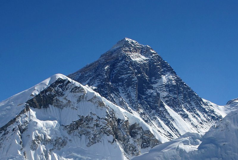 Núi Everest, châu Á. Chiều cao: 8.850m