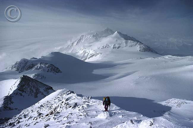 Núi Vinson Massif, châu Nam cực. Chiều cao: 4.897m