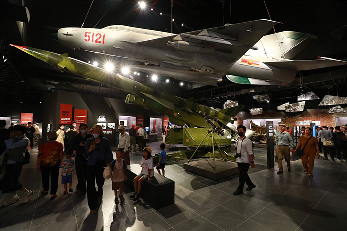 Khu vực trưng bày Bảo vật Quốc gia với chiếc máy bay MiG-21 số hiệu 5121