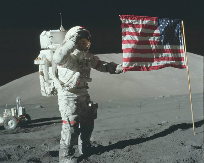 Phi hành gia Eugene Cernan của nhiệm vụ Apollo 17 cắm lá cờ Mỹ trên Mặt Trăng.
