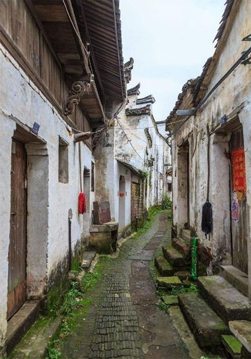 Đường đi trong làng Gia Cát.