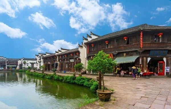 Cái ao trung tâm của làng Gia Cát.
