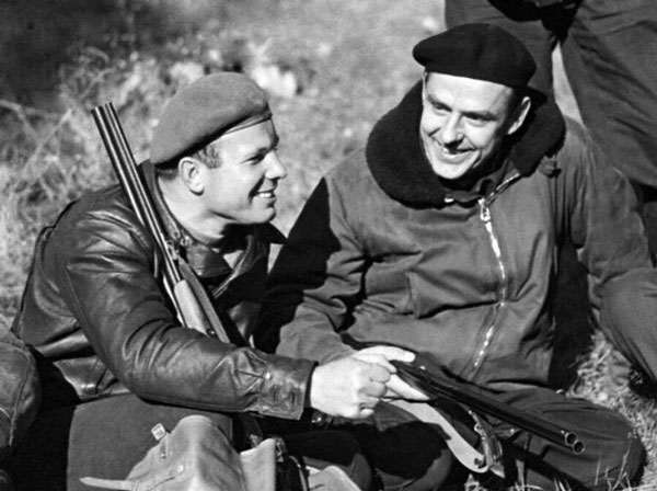 Hai nhà du hành Liên Xô Yuri Gagarin và Vladimir Komarov đi săn cùng nhau