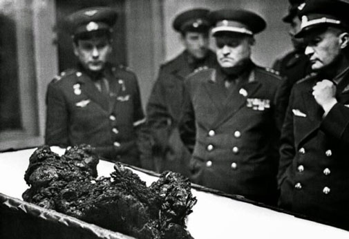 Thi thể Vladimir Komarov biến thành một hình khối cháy đen trong thảm kịch