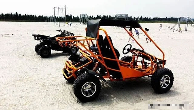 Đua moto trên cát là một trong những hoạt động cho những người ưa mạo hiểm