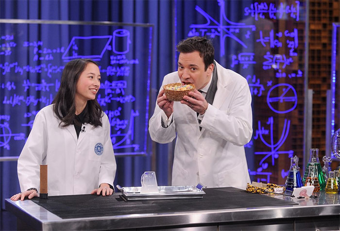 Andini Makosinski cùng MC Jimmy Fallon