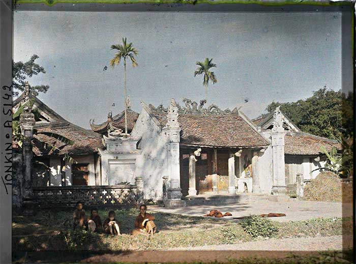 Những đứa trẻ bên ngoài một ngôi chùa ở Thanh Trì, tỉnh Hà Đông