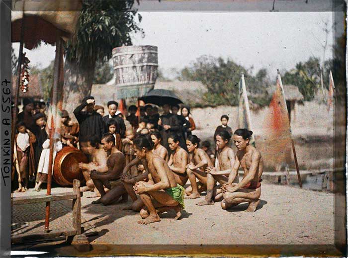 Các đô vật làm lễ tôn vinh Thành Hoàng trước khi giao đấu với nhau