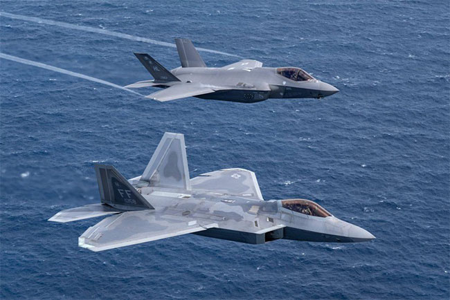  Tiêm kích F-22 Raptor. 