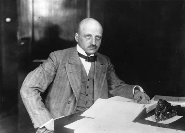 Fritz Haber đã tạo ra một dòng amoniac lỏng đồng nhất từ khí hydro và nitơ 