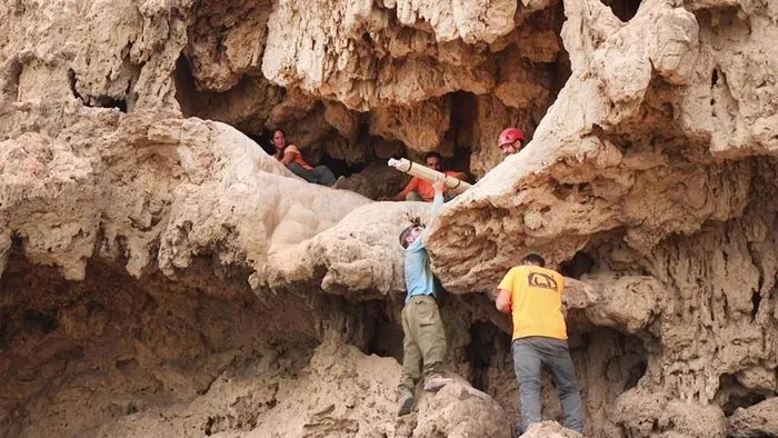  Các thanh kiếm được giấu trong một khe sâu ở tầng trên của hang động. 