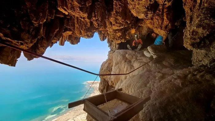 Hang động tại khu vực khảo cổ nhìn xuống Biển Chết