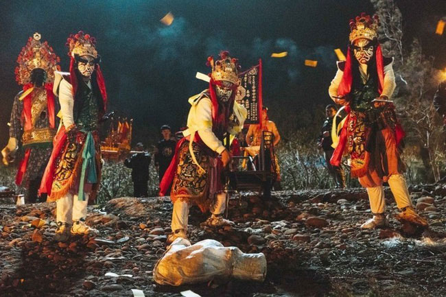 Đây là nghi lễ dành cho những người chết bằng cách treo cổ. 